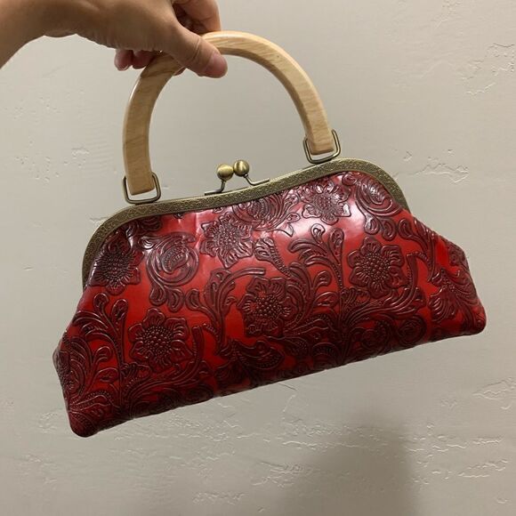 Vintage Style Handmade Genuine Leather Floral Embossed Wood Handle Kiss-lock Bag - Picture 4 of 14